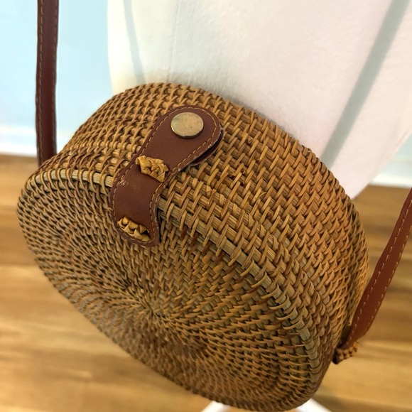 Like New! Round Ratan Crossbody Bag, Brown with Floral Lining and Snap Closure - Picture 3 of 7